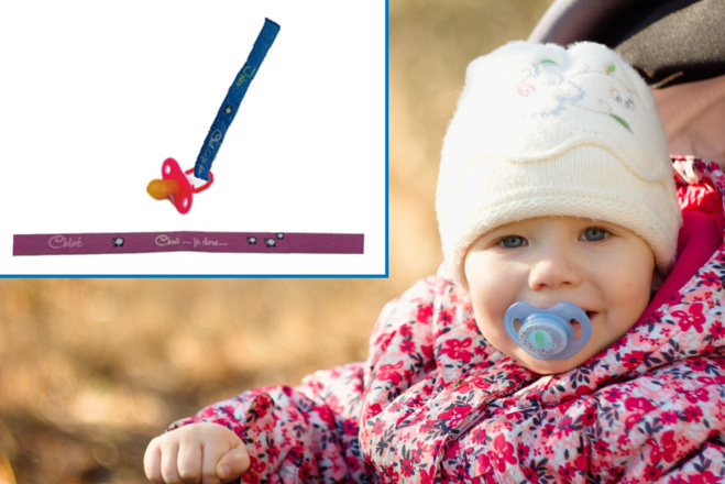 Une attache-tétine réalisée à l'aide d'un ruban personnalisé Une attache-tétine réalisée à l'aide d'un ruban personnalisé