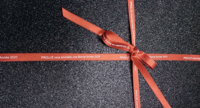 Personnalisez votre table de Saint-Sylvestre avec les rubans de satin Personnalisez votre table de Saint-Sylvestre avec les rubans de satin