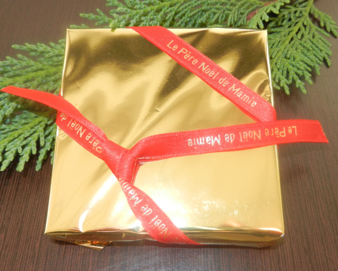 Ruban de fête : Élégance personnalisée pour vos cadeaux Ruban de fête : Élégance personnalisée pour vos cadeaux