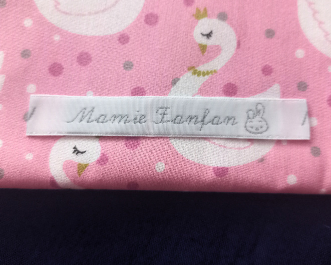 Étiquettes tissées fantaisie : un monde de créativité textile Étiquettes tissées fantaisie : un monde de créativité textile