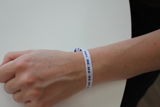 Étiquettes tissées fantaisie : utilisation en bracelet pour les enfants