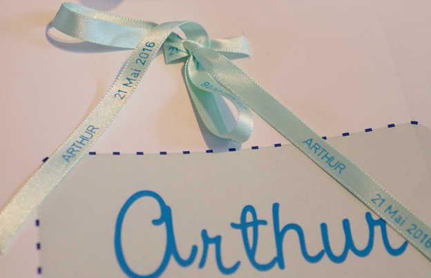 Utilisez un ruban en satin pour décorer votre faire-part de naissance !