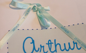 Utilisez un ruban en satin pour décorer votre faire-part de naissance !